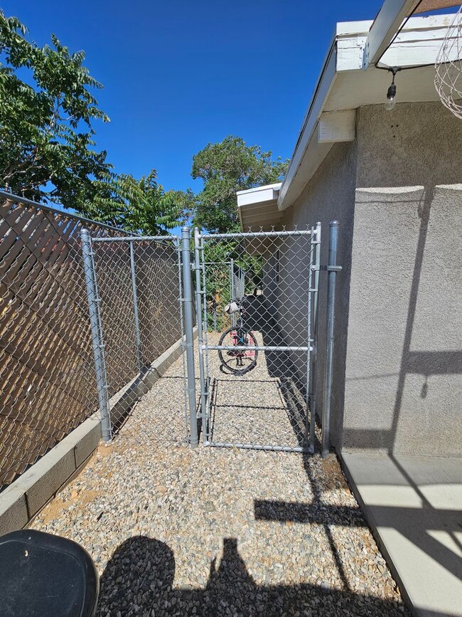 Building Photo - 2 Bedroom 2 Bathroom fully electric house ...