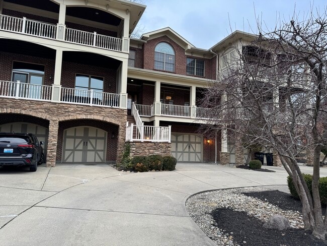 Building Photo - 512 S Grand Ave