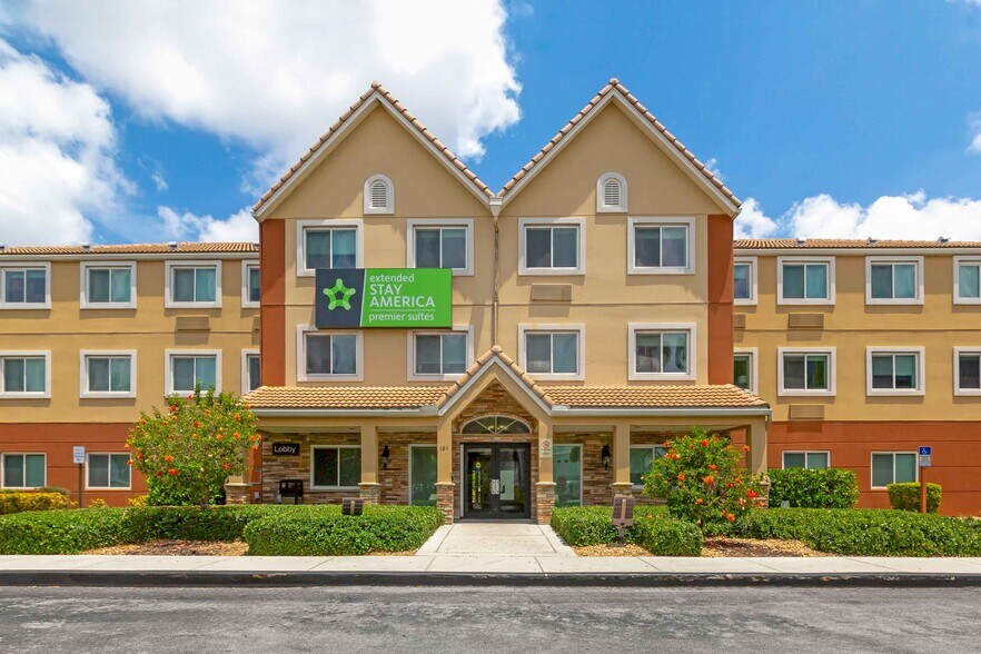 Building Photo - Furnished Studio-Miami - Airport - Miami Springs