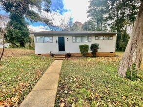 Building Photo - Introducing a charming 3 bedroom, 1 bathroom house located in the heart of Charlotte, NC.