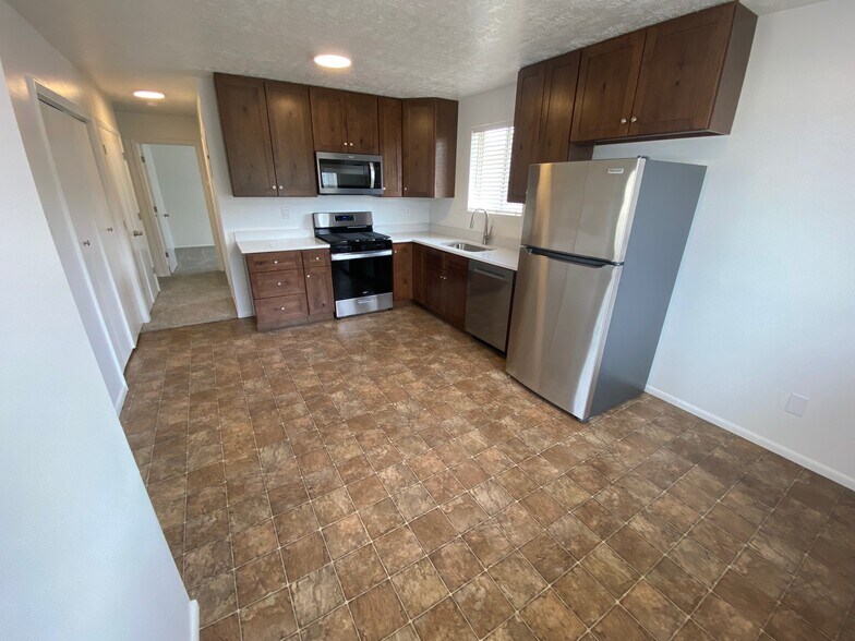 Kitchen - 866 E 500 N