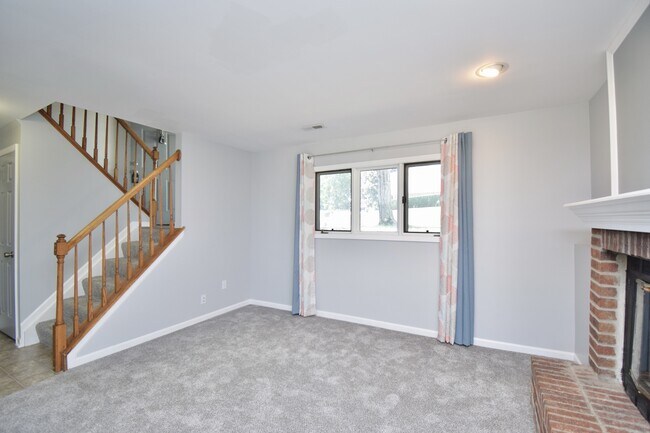 Building Photo - 647 Regent Rd