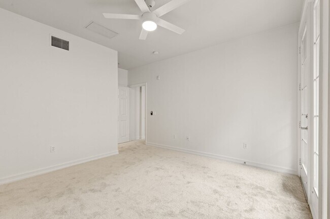 Building Photo - 2 Bed/2 Bath Condo available at Union Square!