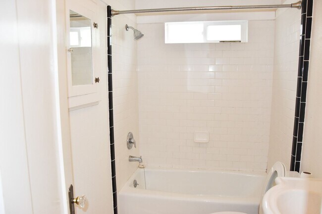 Building Photo - Palm (817-819)