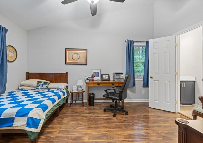 Building Photo - 3 Bedroom 2 Bath Chapel Hill Home - Availa...