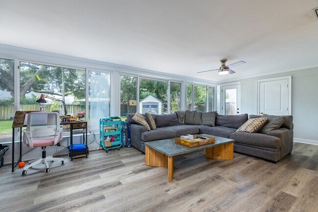 Building Photo - Virginia Park Gem, Renovated 3 Bed, 2 Car Garage, Large Private Backyard