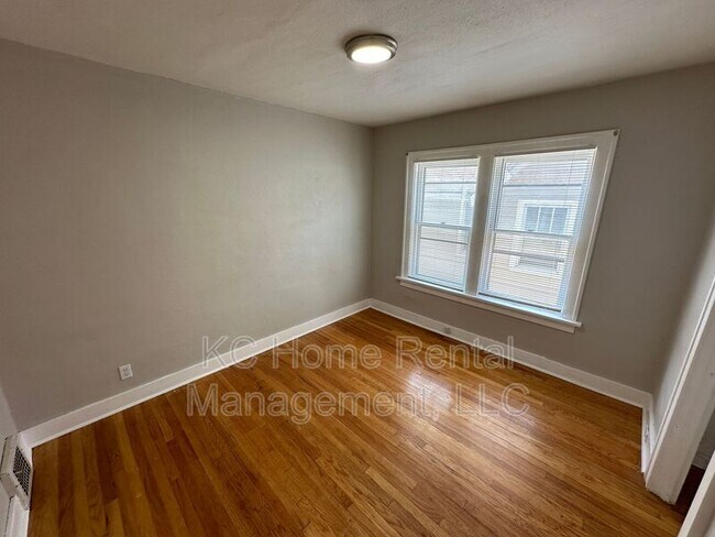 Building Photo - 402 Van Brunt Blvd
