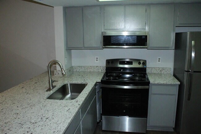 Building Photo - Totally renovated 2-bedroom, 2-full-bath townhome located in West Augusta