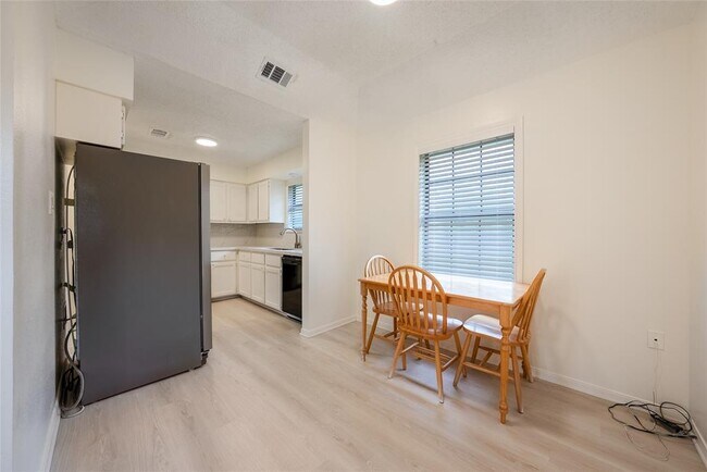 Building Photo - 1702 Ireland Dr