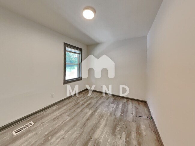 Building Photo - 1600 Poole Rd Unit B