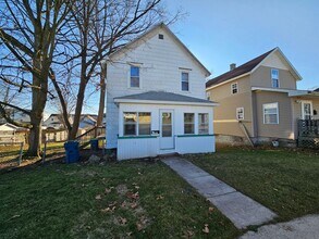 Building Photo - 3 bed, 1 bath, Mishawaka. Fenced Yard. Gar...