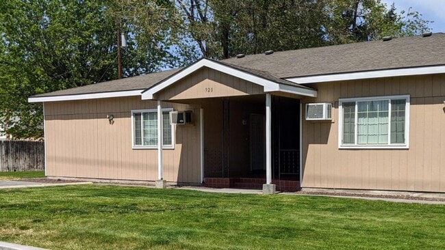 Primary Photo - 920 W Entiat Ave