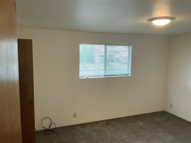 Building Photo - 2 Bedroom Duplex in Springfield