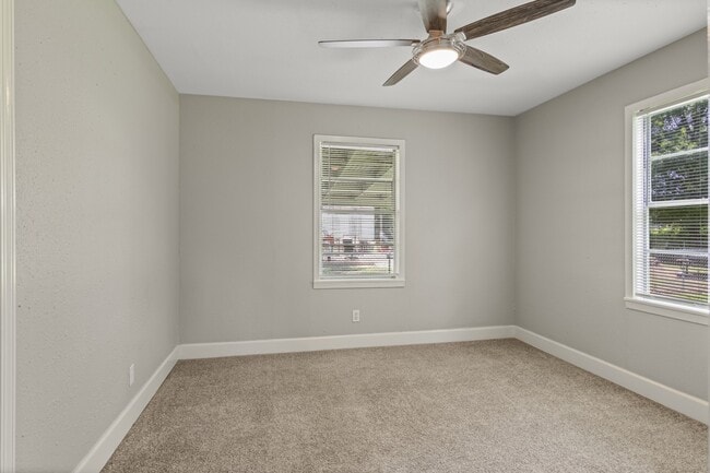 Building Photo - 406 Bardash St