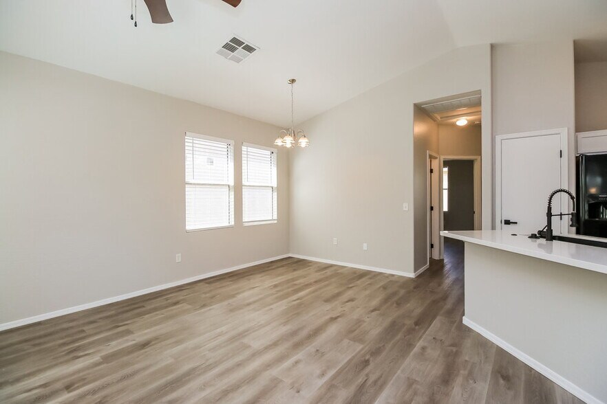 Building Photo - 9233 E Neville Ave