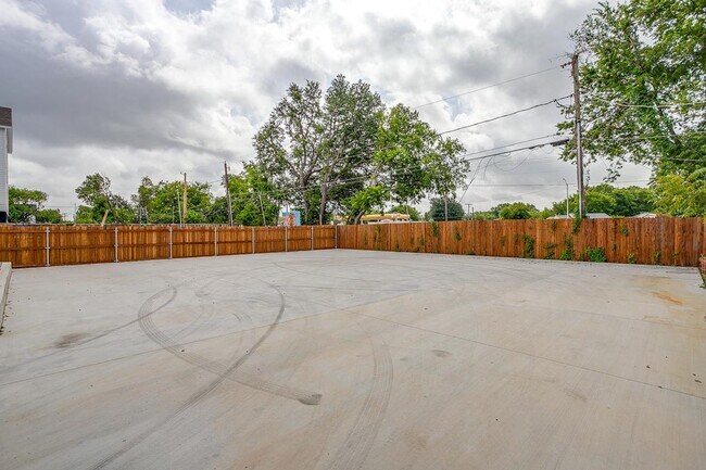 Building Photo - 2345 Benbrook Blvd