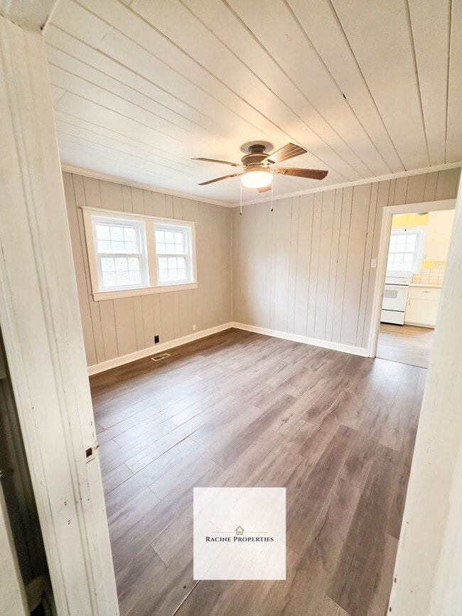 Building Photo - Two Bedroom Home Near Lake Blalock!