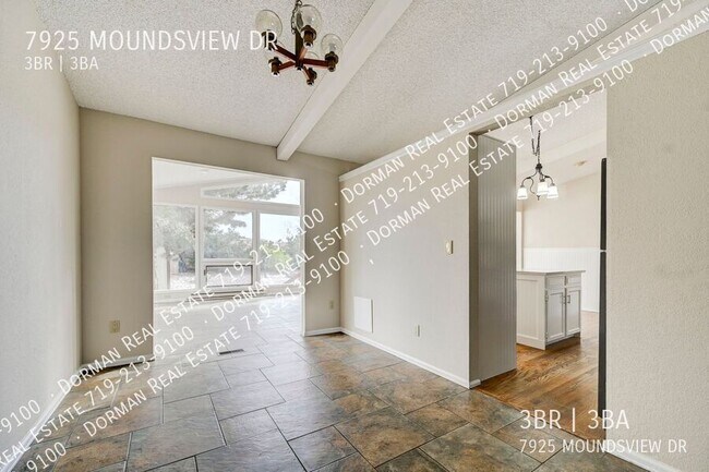 Building Photo - Huge Sunroom with Tons of Natural Light!