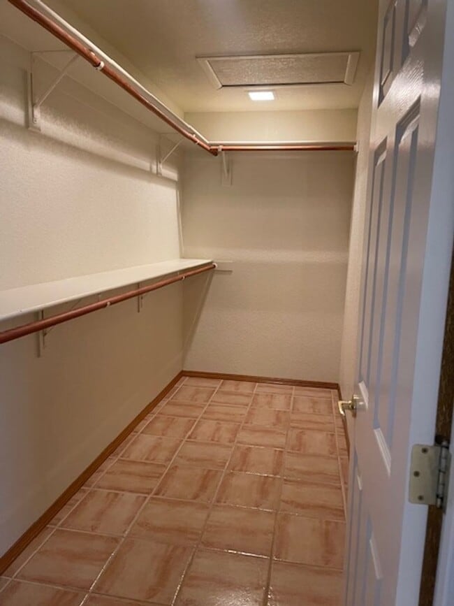 Building Photo - Occupied until Dec 1st Do Not Disturb Tenants!! Wonderful Home 3 bed 2 bath with a Great Yard & V...