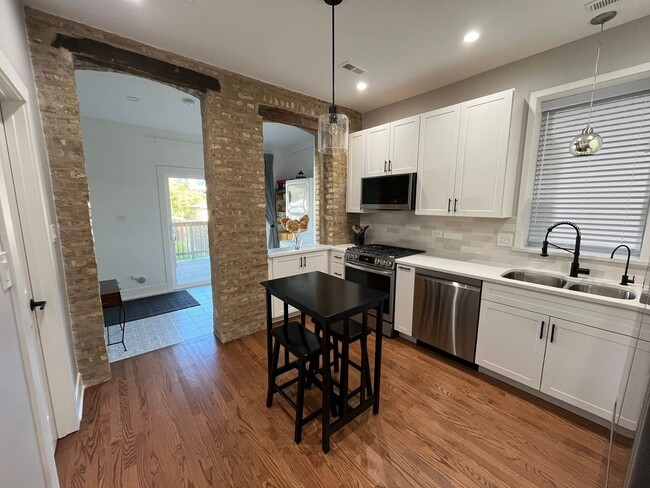 Building Photo - 2548 W Argyle St