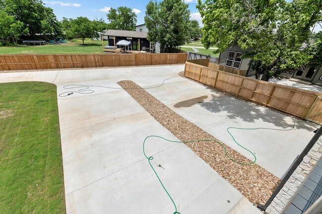 Building Photo - 100 Bryson Bend