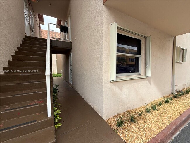 Building Photo - 1560 W 46th St