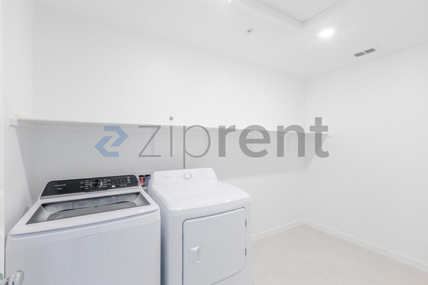 Building Photo - 8399 Sinesky Wy