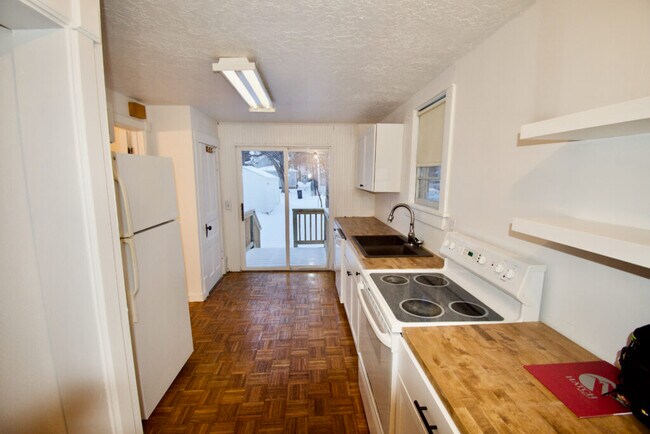 Primary Photo - 821 8th St N