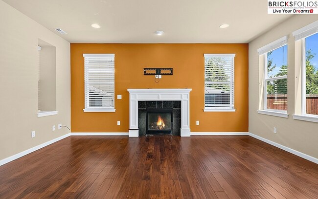 Building Photo - Natural Light-Filled Renton Home with Spac...
