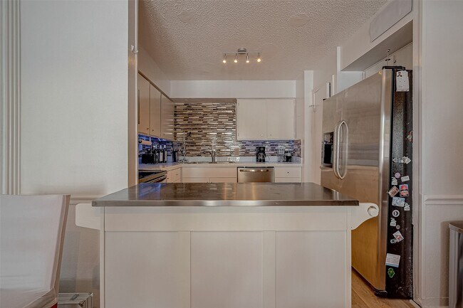 Building Photo - 12042 Mighty Oak Dr