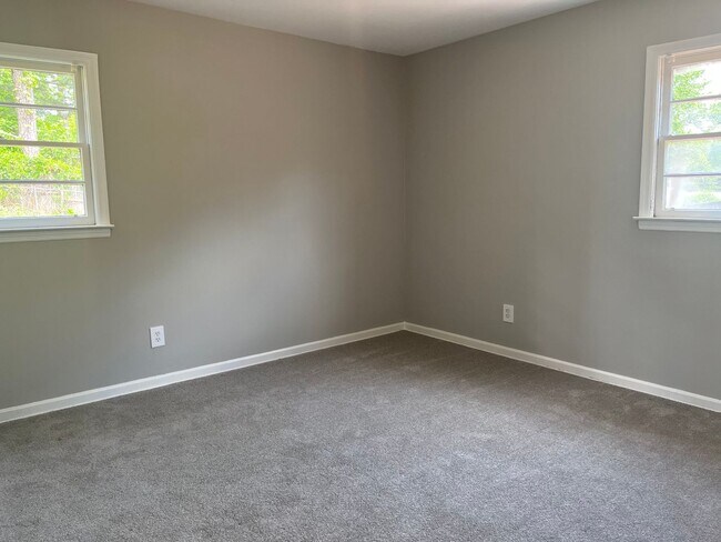 Building Photo - Updated 6bd/3ba w/ Large Backyard in Fores...