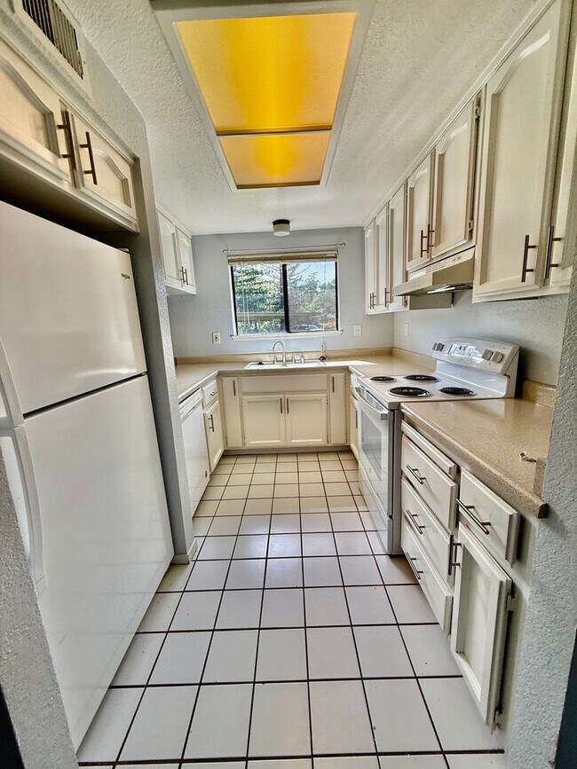 Building Photo - great condo in roseville available now