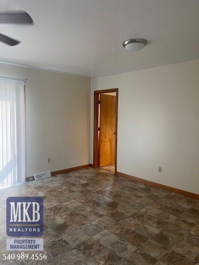 Building Photo - Garden City- 1 Bedroom duplex