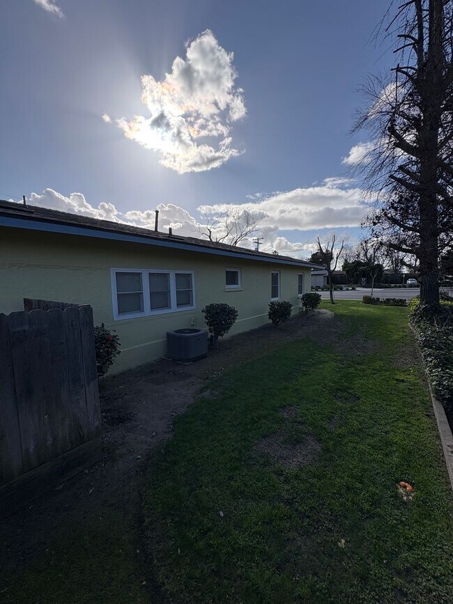 Building Photo - 1424 18th Ave