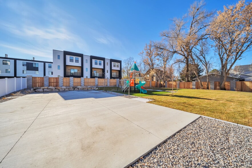 Building Photo - 884 E Rowley Dr