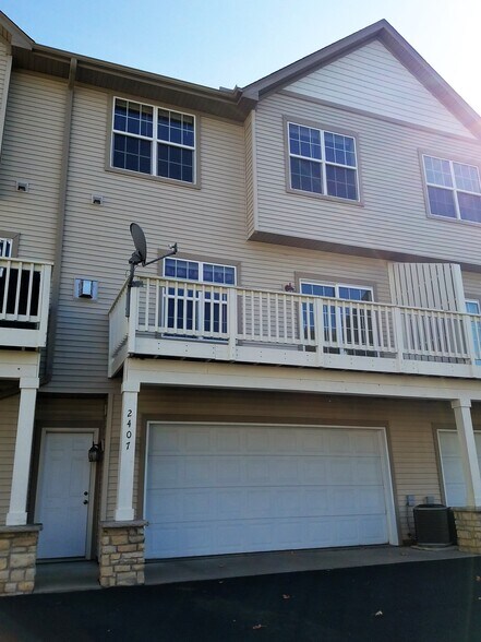 Back of building - 2407 Foxglove Cir