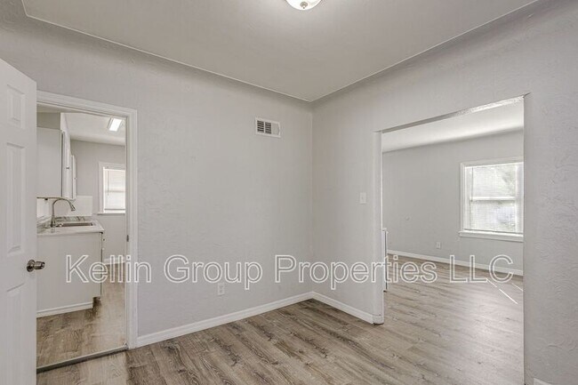 Building Photo - 875 19th Ave S