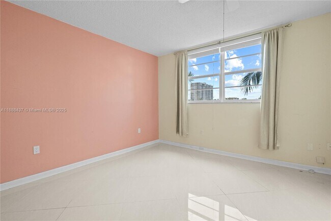 Building Photo - 2999 Point E Dr