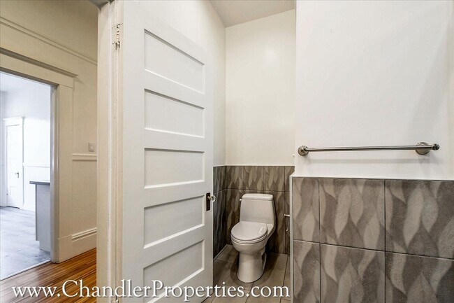 Building Photo - Bright & Sunny 2 Bedroom Flat with On-Site Laundry | Small Bonus Space