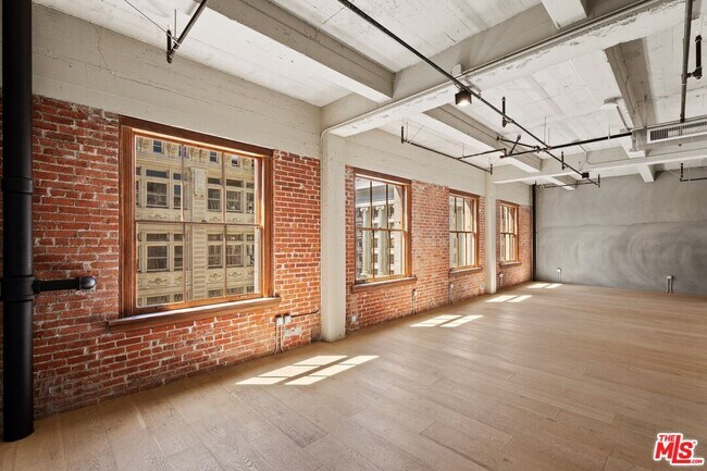 Building Photo - 808 S Broadway