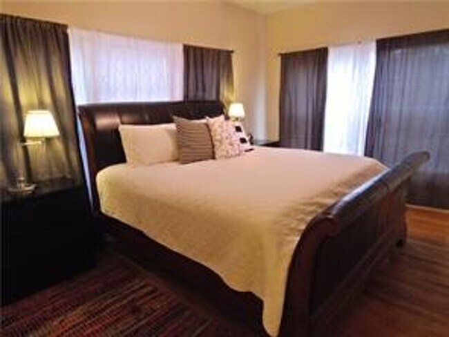 Building Photo - Available: Updated, spacious Tarrytown 4 bed / 4 bath, furnished or unfurnished