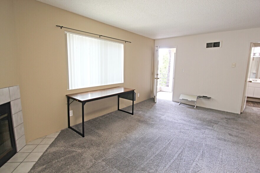 Building Photo - 7575 Charmant Dr