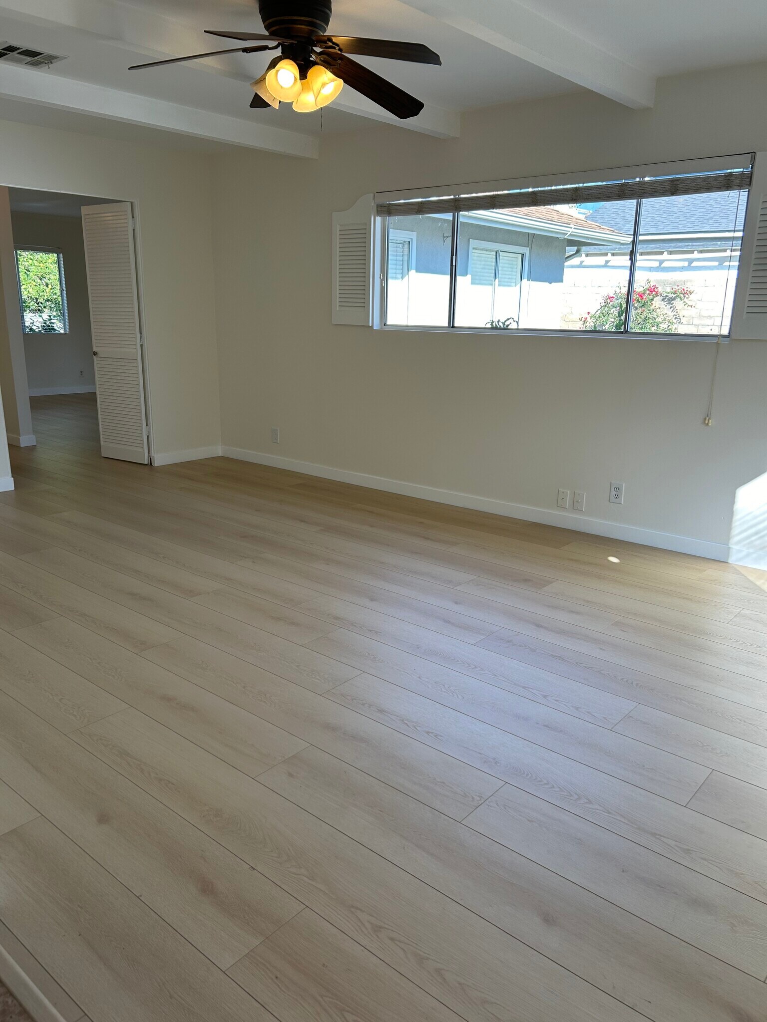 Family room - 10760 Russett Ave