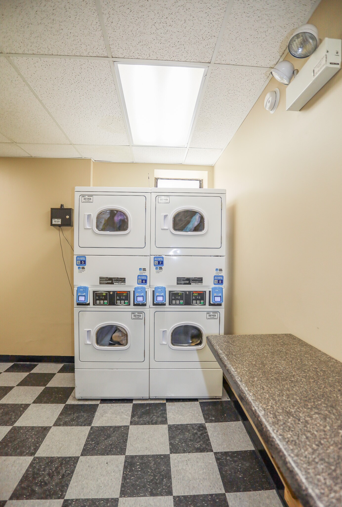 Building Photo - 6106 N Kenmore Ave