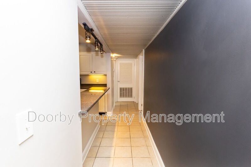 Building Photo - 568 River St