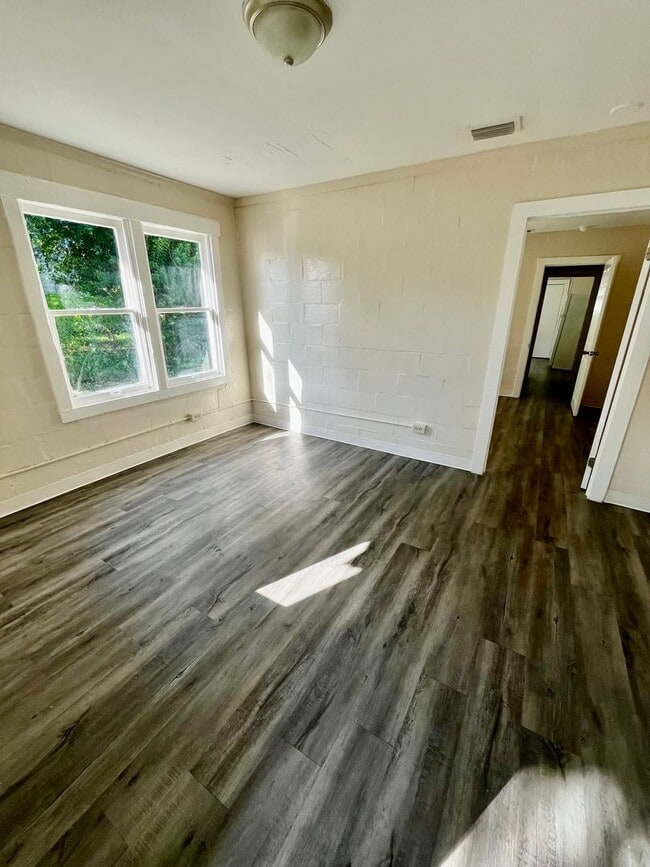 Building Photo - Beautifully Remodeled (1BR/1BA) Lakeland D...