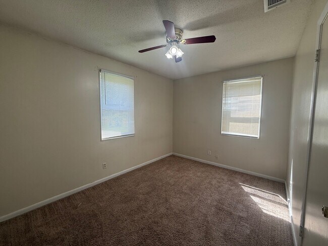 Building Photo - 814 Kelly Dr
