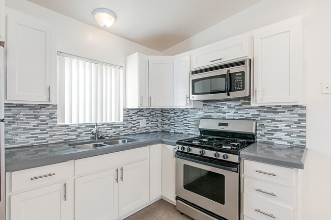 Building Photo - 2BD/1BA APARTMENT IN CROWN POINT! - 2 BLOCKS TO SAIL BAY! - $2,995/mo!