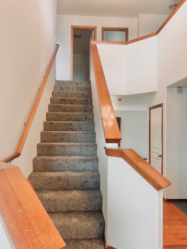 Building Photo - Enormous 4 Bed 2.5Bath + Bonus Room Great Lacey Neighborhood