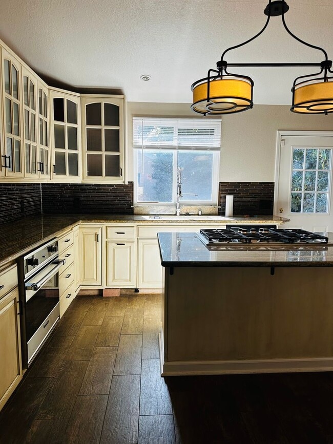 Building Photo - Vintage Vibes